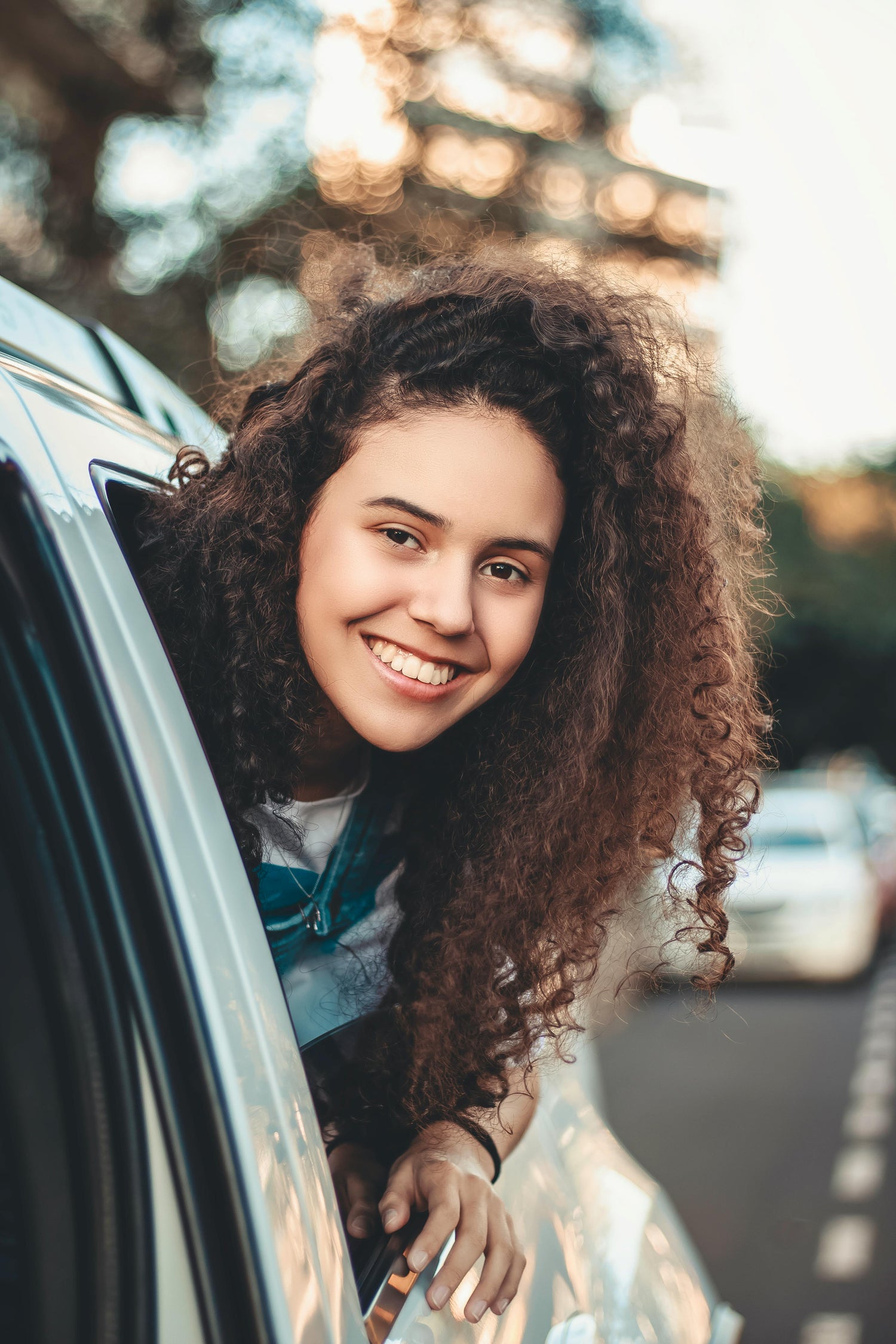 Imagen de una mujer sonriendo en un coche.