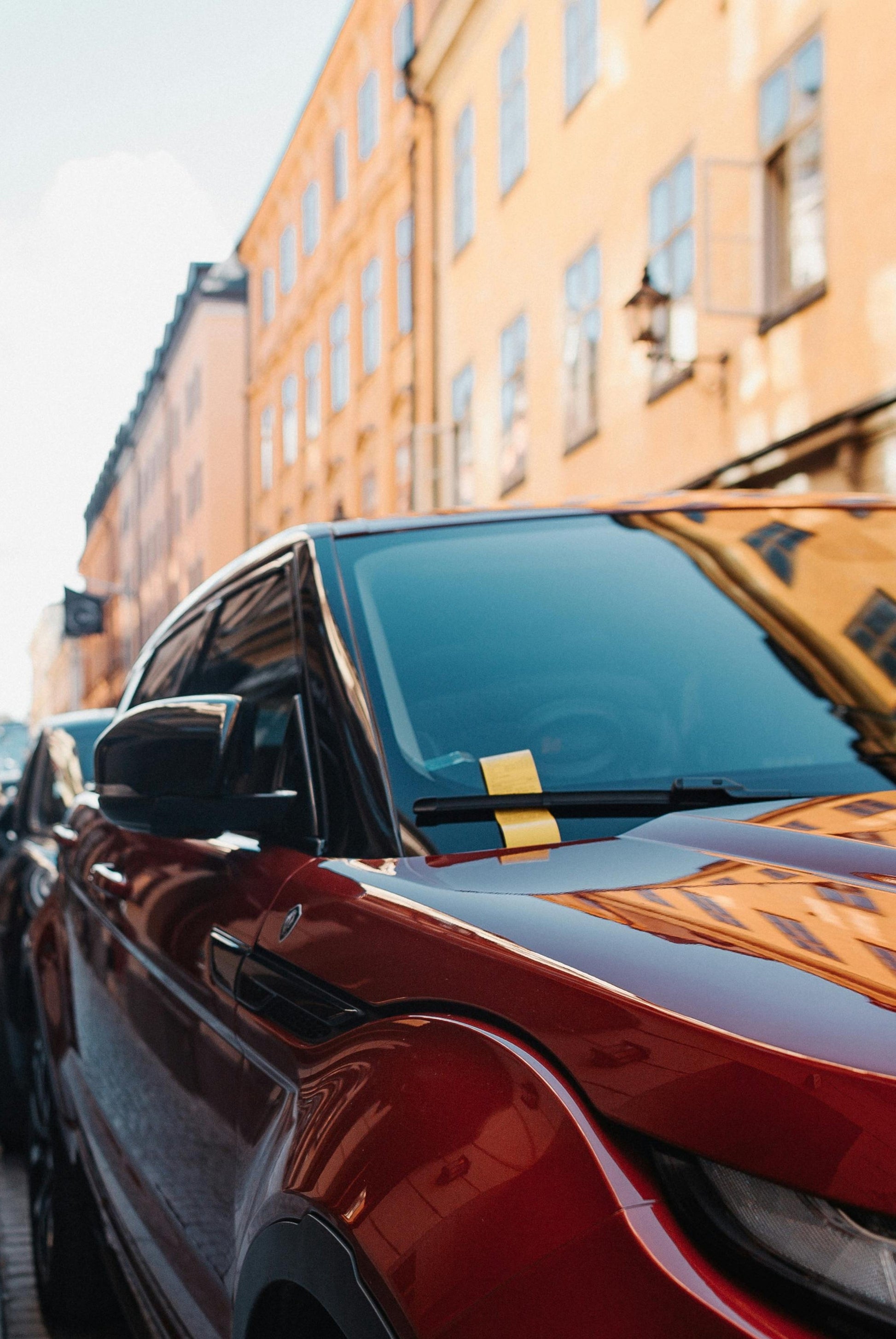 Multa de estacionamiento en un coche Parking ticket on a car