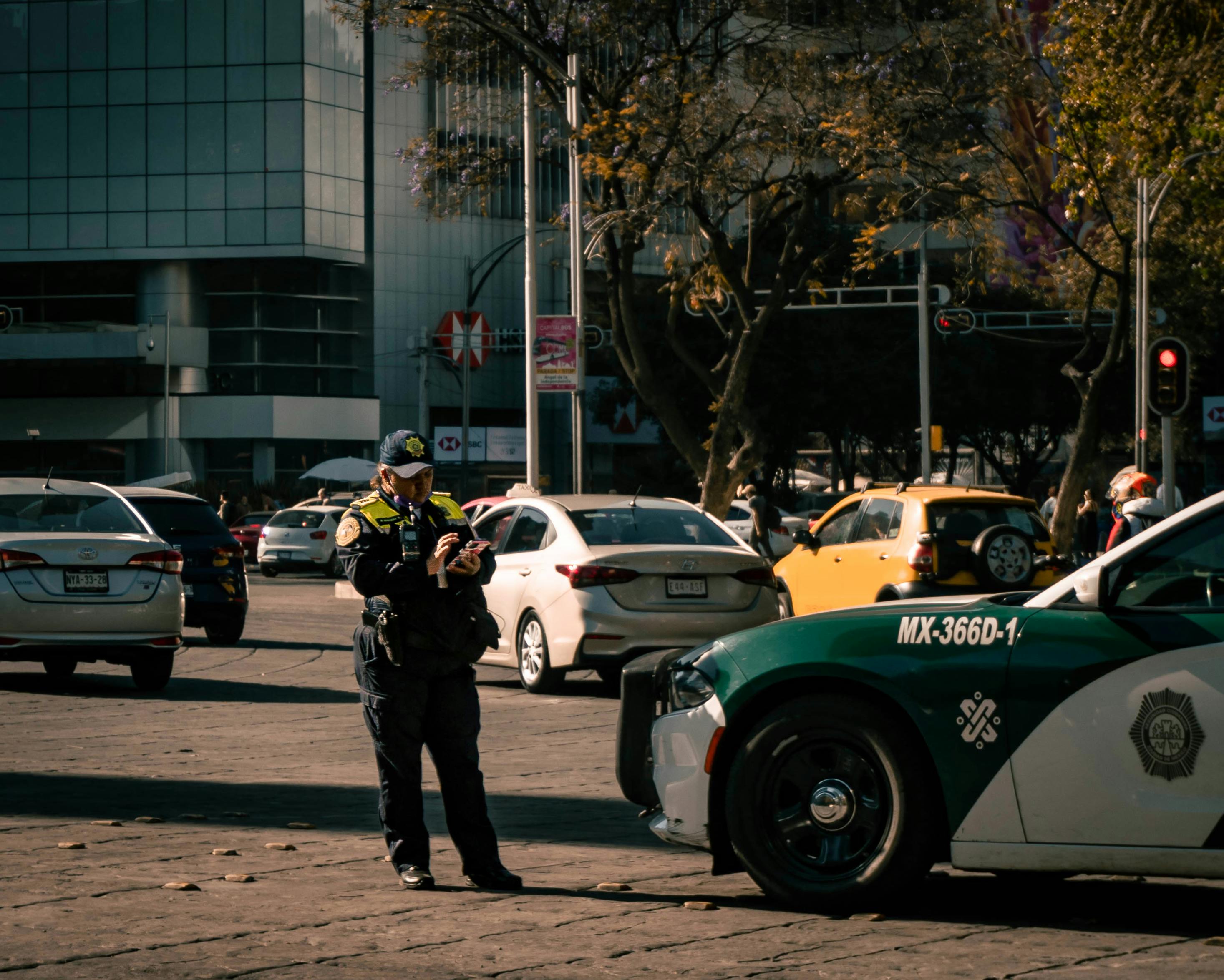 Policía dando multas de aparcamiento y de exceso de velocidad